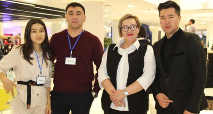 КММАнын студенттери аз камсыз болгон үй-бүлөлөрдүн балдарына белек сатып алууга каражат чогултуу максатында концерт уюштурушту