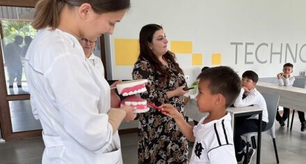 КММАнын жана КРСУнун стоматология факультетинин студенттери «ЭКО-мектеп Данек» мектебинин окуучуларын профилактикалык кароодон өткөрүштү
