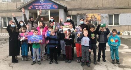 КММАнын студенттери кызматкерлери менен биргеликте карылар үйүнө жана балдар үйүнө барышты