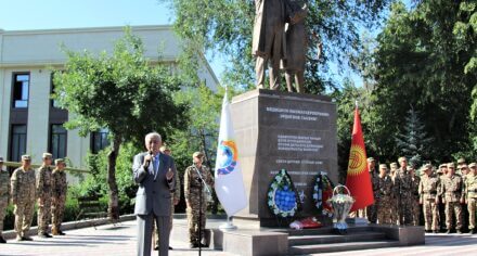 КММАда коронавирустун пандемиясына каршы күрөштө каза болгон дарыгерлердин жаркын элесине арналган митинг-реквием болуп өттү