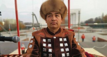 КММАнын окутуучулары манасчы Дөөлөт Сыдыковдун феноменин изилдеп жатышат