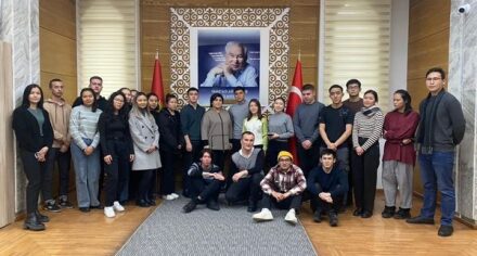 Философия жана коомдук илимдер кафедрасы Ч.Айтматовдун туулган кунуно карата «Ч. Айтматов жана мезгил» деген темада студенттер менен кече откорушту.