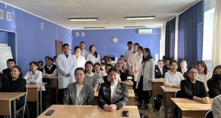 КММАнын студенттеринин No26 мектептин окуучуларынын арасында жүргүзгөн санитардык-тарбиялык иштери