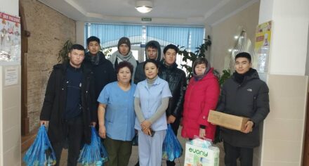 КММАнын студенттери карылар үйүнө барышты