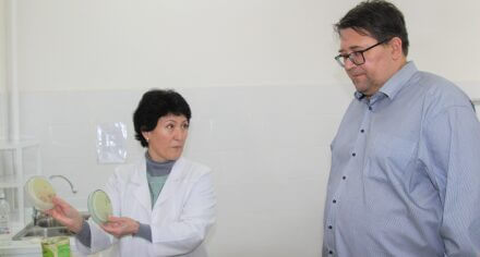 КММАга ДСУнун өкүлдөрү микробго каршы туруктуулукту көзөмөлдөөнүн глобалдык системасы боюнча болушту